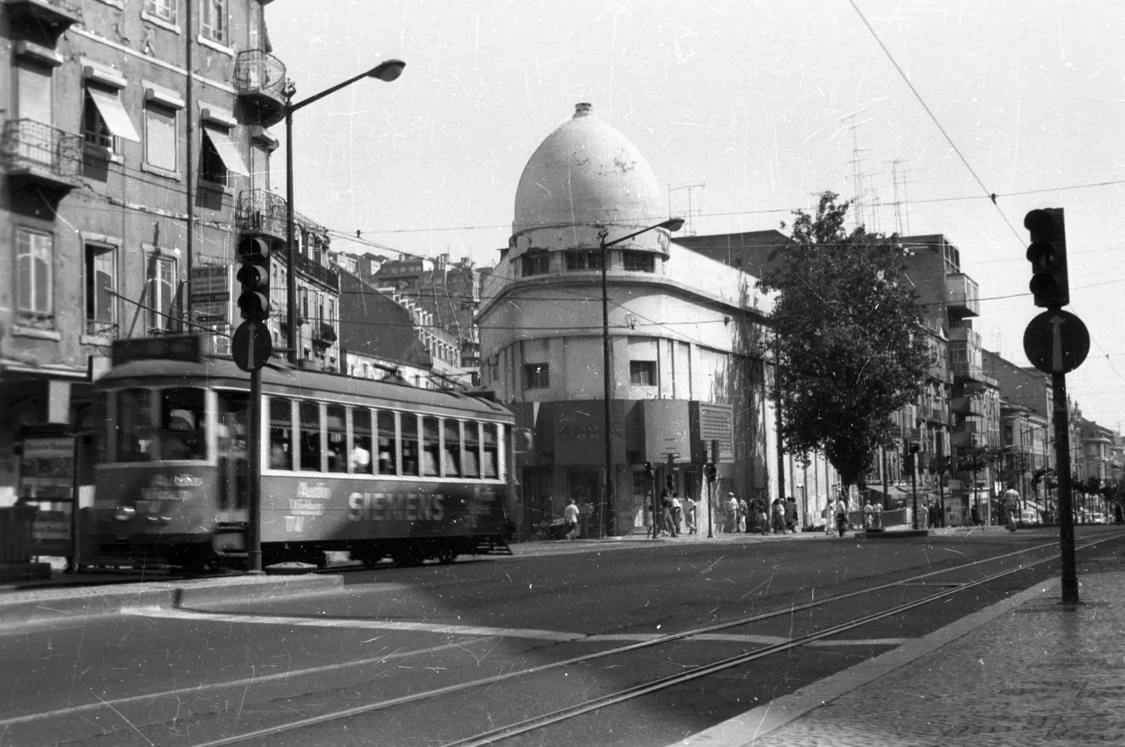 Elétrico entre edifícios da Avenida Almirante Reis, numa fotografia de arquivo a preto e branco, de 1990.
