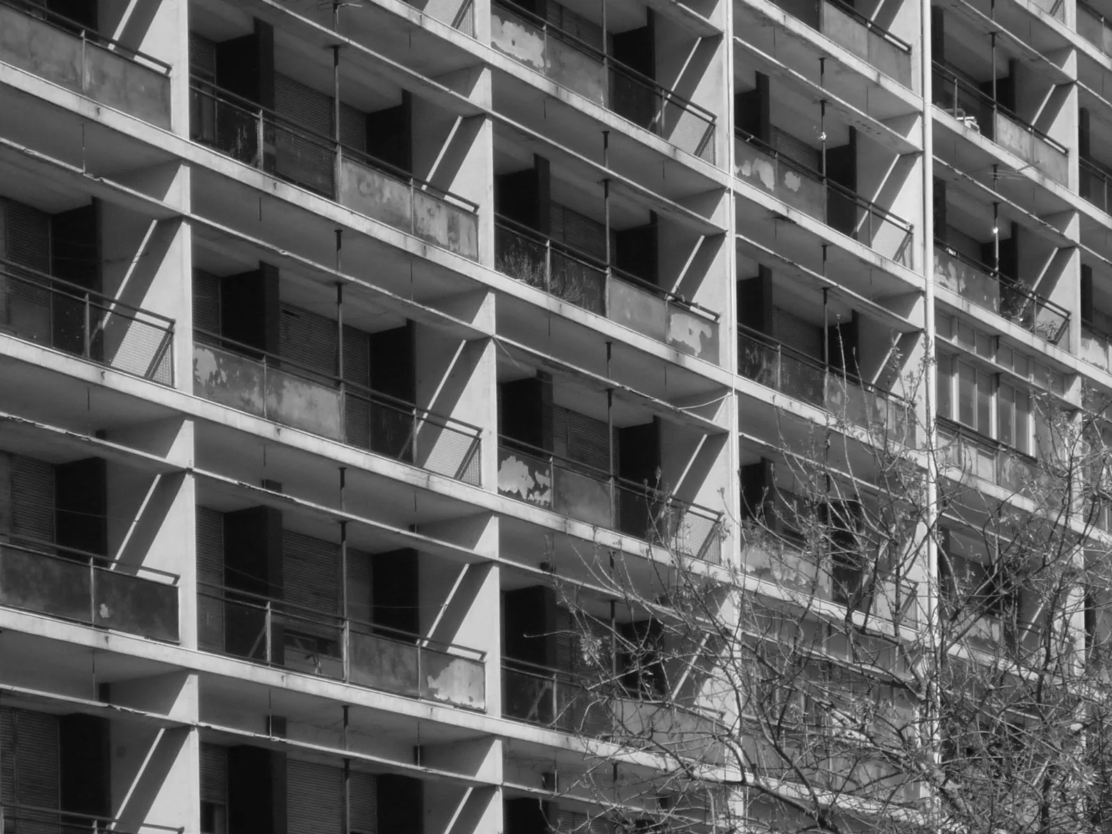 Fachada de um edifício residencial nos Olivais, com varandas e janelas, fotografada a preto e branco em 2009.