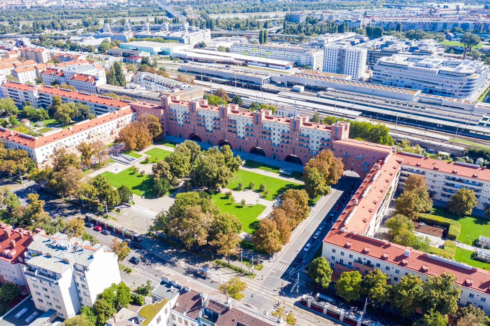 Vista aérea do Karl-Marx-Hof, em Viena, com blocos residenciais em torno de pátios e espaços verdes.