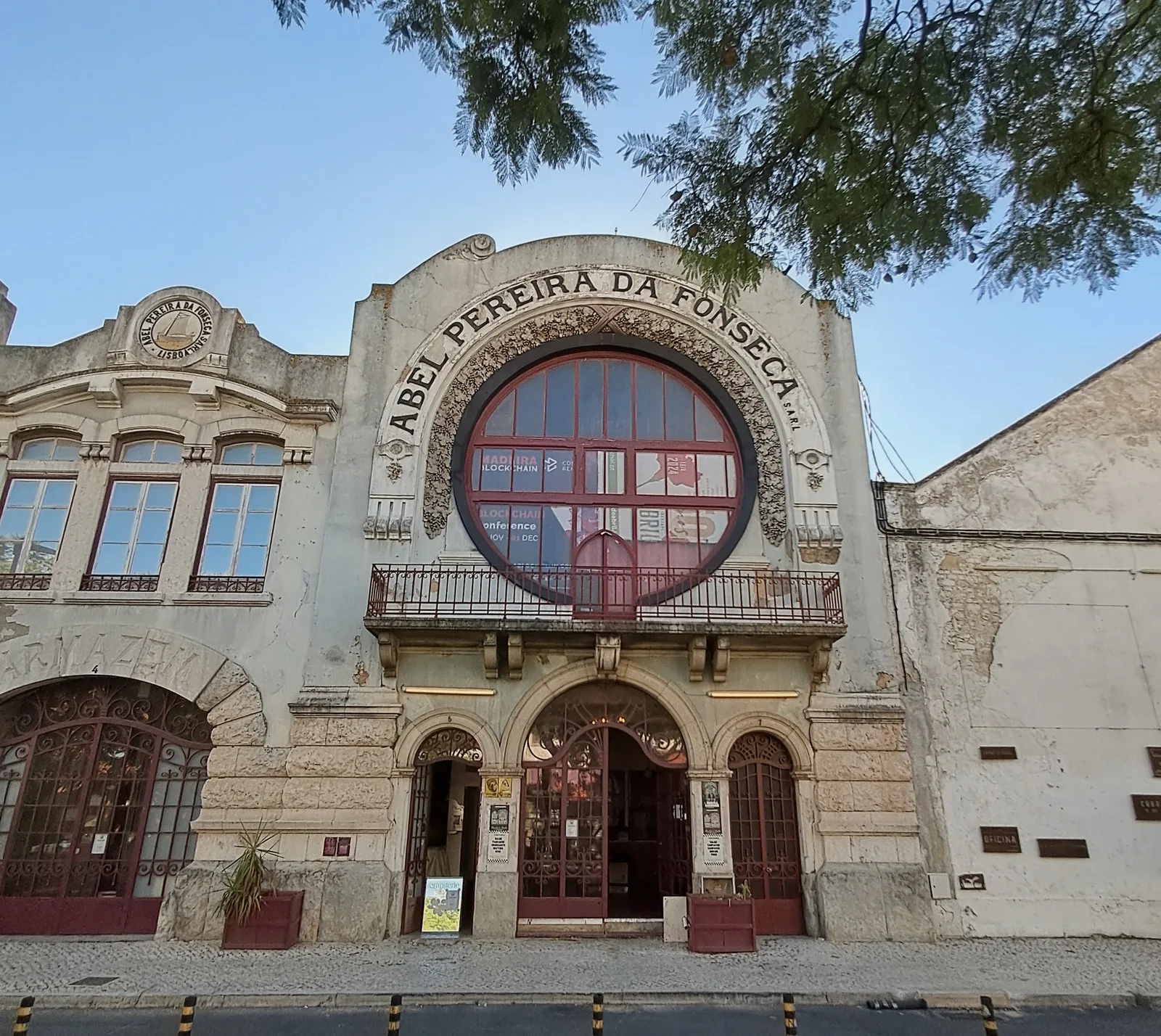 Fachada do edifício Abel Pereira da Fonseca, em Marvila, com uma grande janela circular.